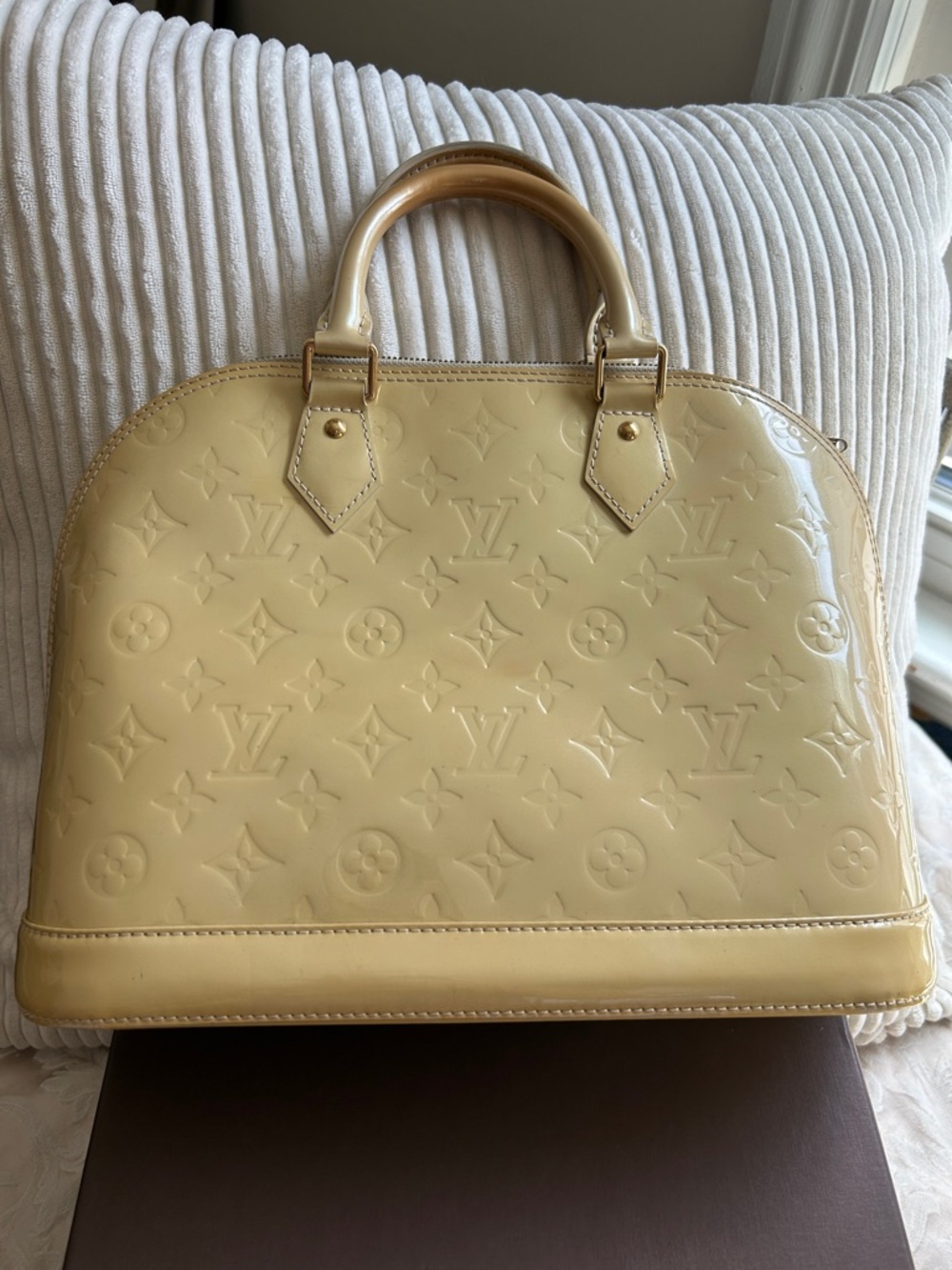7039. Authentic Louis Vuitton Vernis Alma Satchel. Dustbag, Box, Lock/Key  COA. - Picture 2 of 16